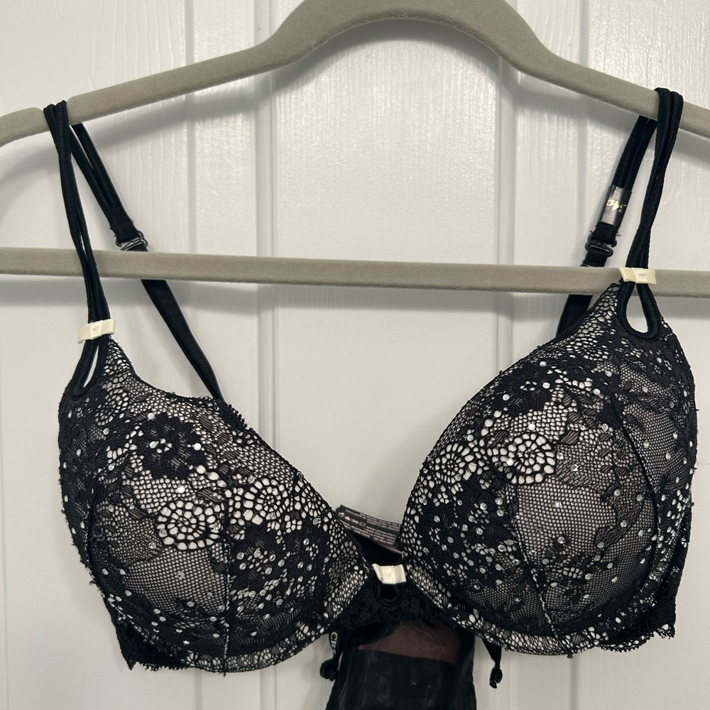 NWT - Victoria’s Secret- “Gorgeous” Black Lace Bra - Plunge Push up